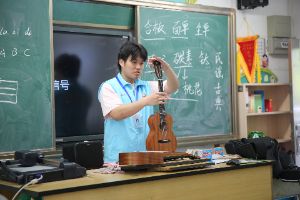 圖為尤克里里課堂風(fēng)采