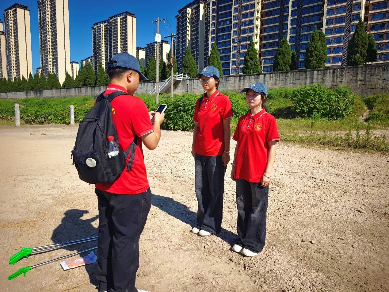 守護(hù)母親河·青春在行動——沅江風(fēng)光帶塑料垃圾清理專項行動