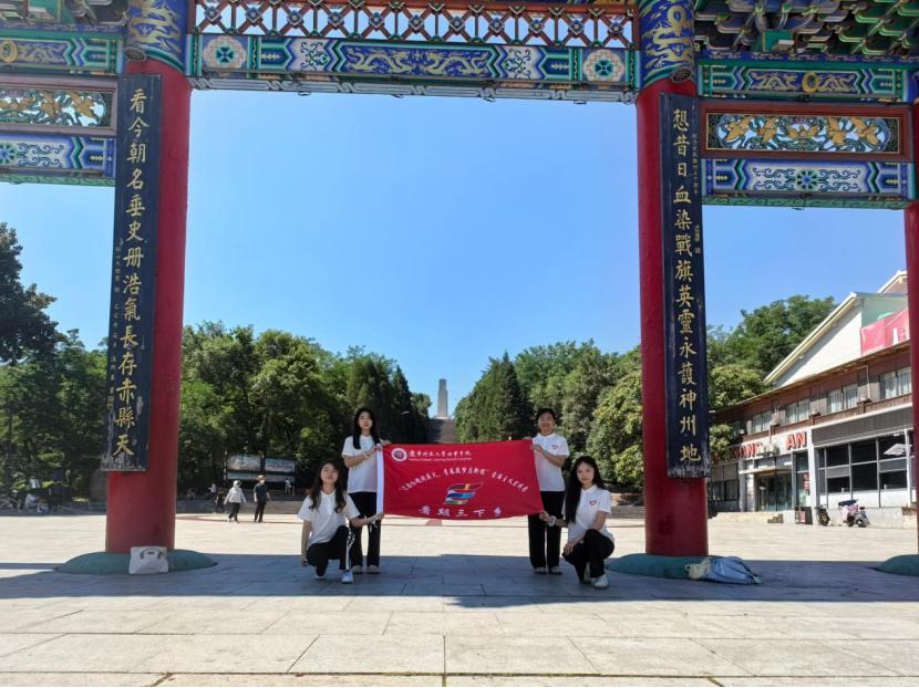 紅韻盈鞍傳薪火，青聲誦赤展風(fēng)華