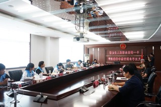 圖為調研隊成員在與法院工作人員交流互動。