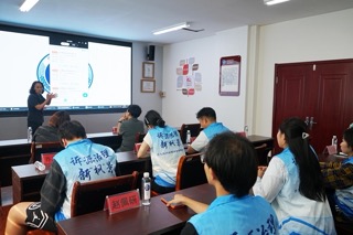 圖為調研隊成員在聽取溯源治理工作的報告。