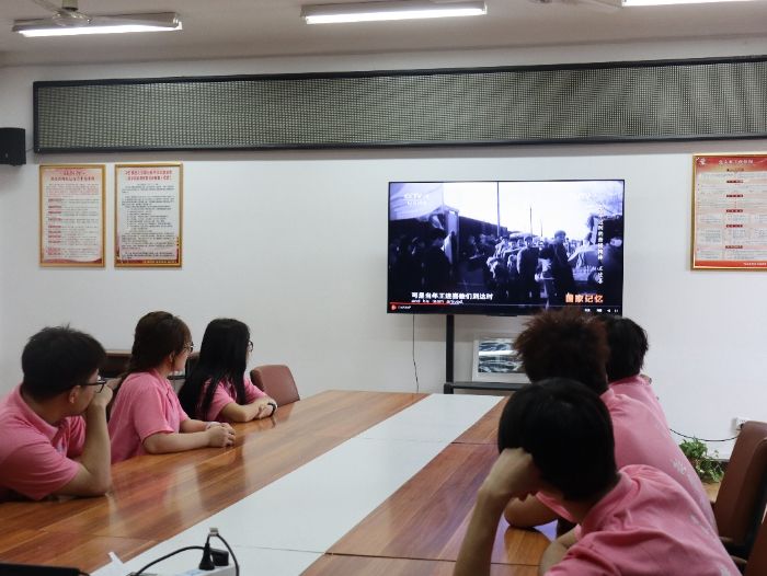 陜西工大勞模精神探尋實(shí)踐團(tuán)集體觀看紀(jì)錄片《永不過(guò)時(shí)的勞模精神》