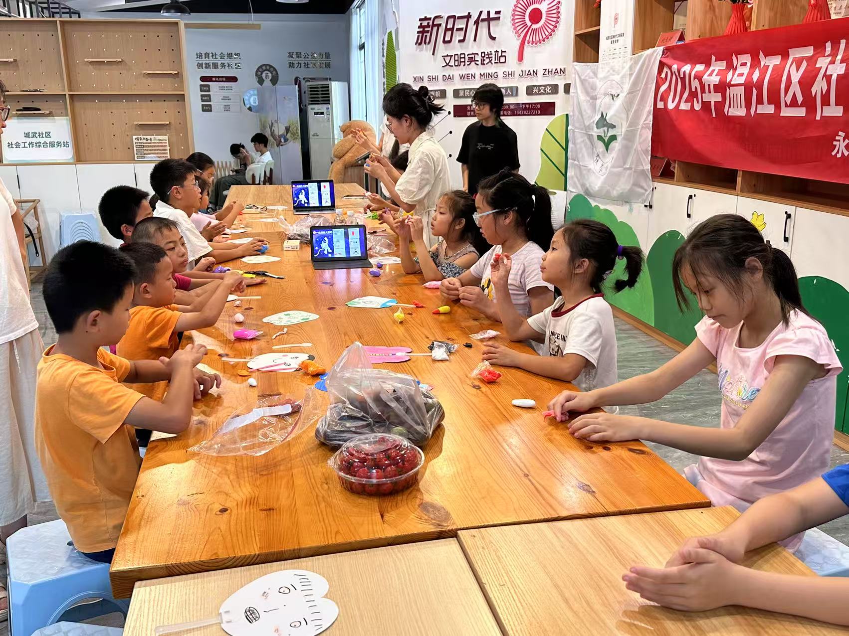 非遺團(tuán)扇繪“心晴”，紅色薪火潤雙齡